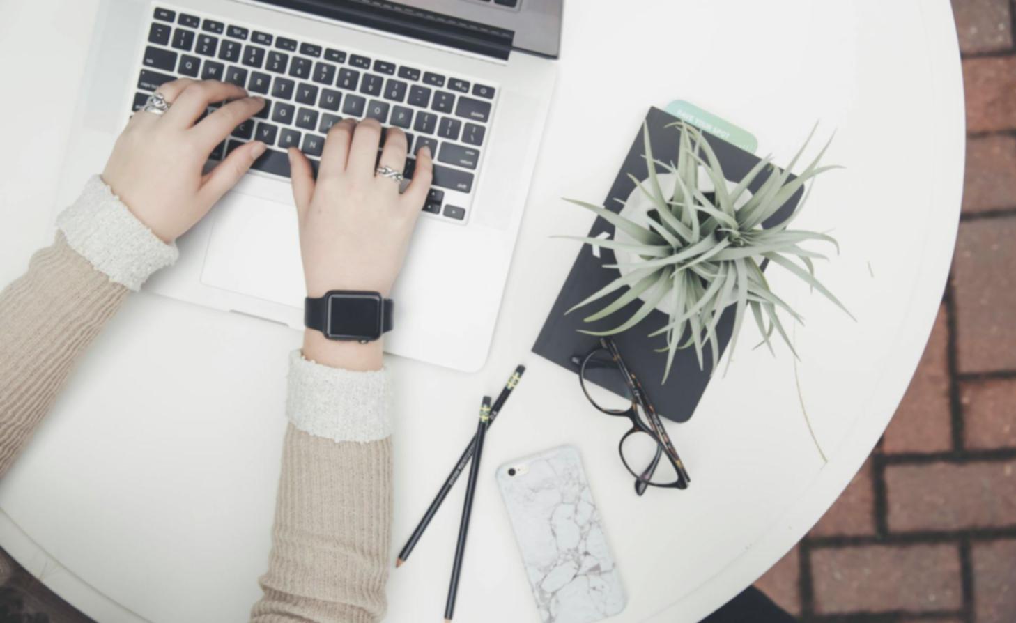 Espace de travail avec documents financiers et analyse